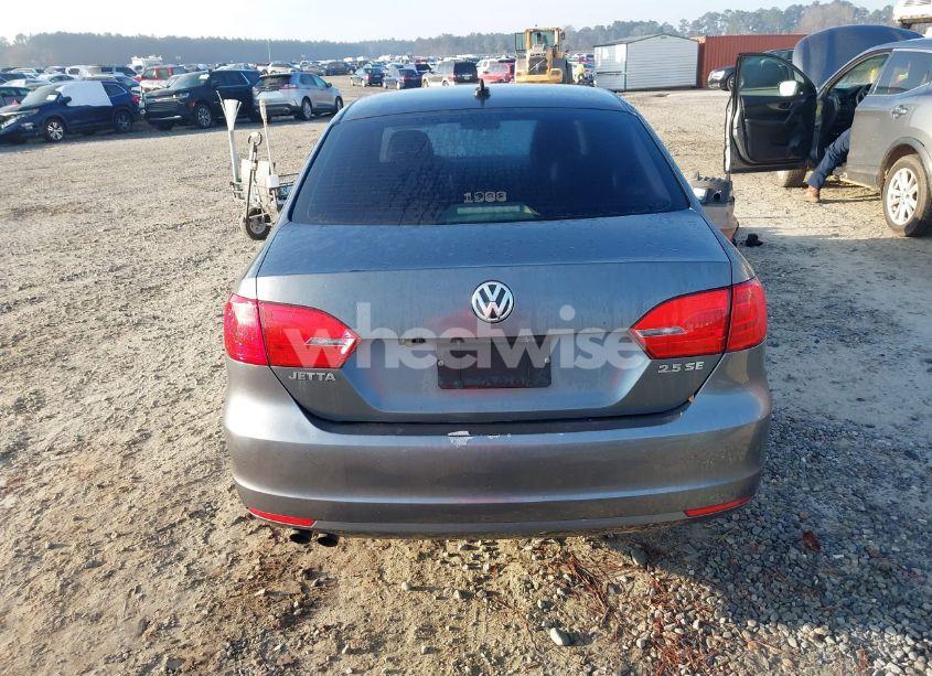 Photo 16 of 2011 Volkswagen Jetta 2.5L SE (VIN 3VWDZ7AJ7BM024817)