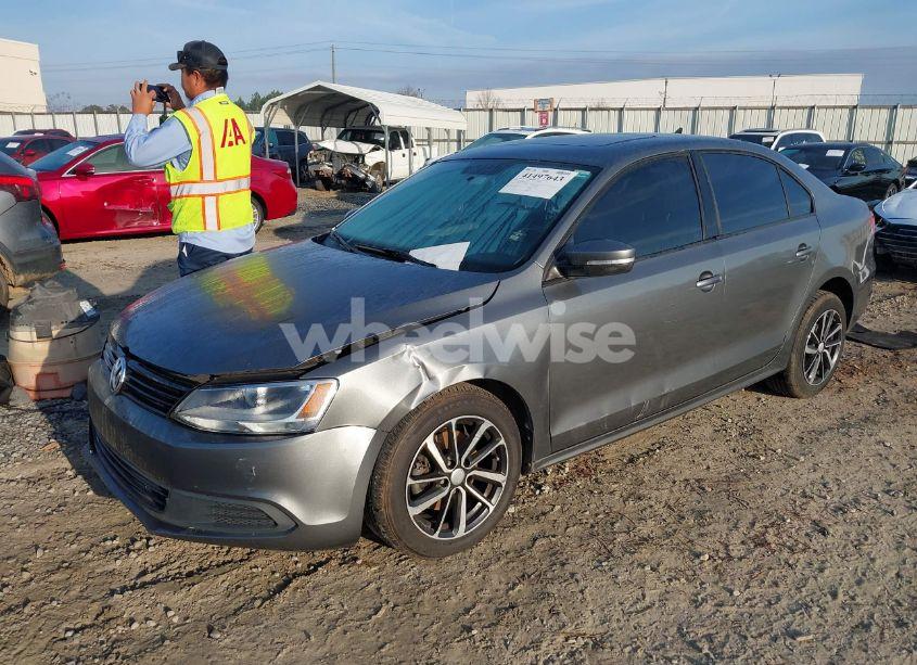 Photo 2 of 2011 Volkswagen Jetta 2.5L SE (VIN 3VWDZ7AJ7BM024817)