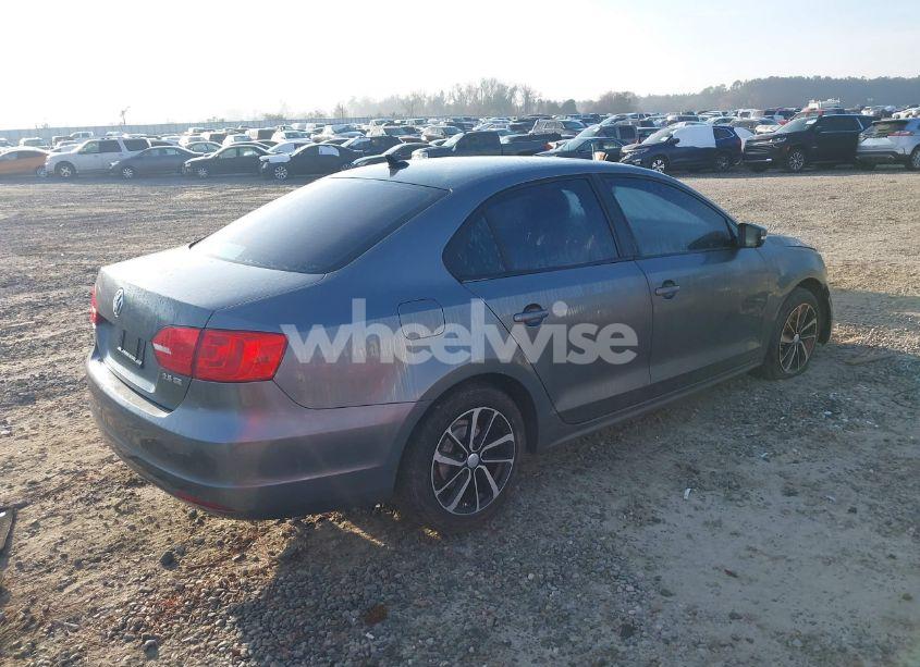 Photo 4 of 2011 Volkswagen Jetta 2.5L SE (VIN 3VWDZ7AJ7BM024817)