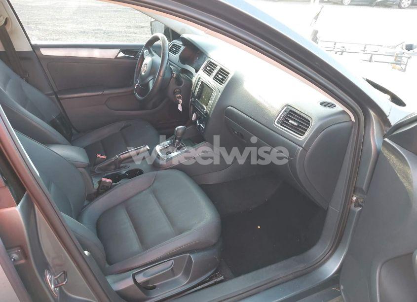 Photo 5 of 2011 Volkswagen Jetta 2.5L SE (VIN 3VWDZ7AJ7BM024817)