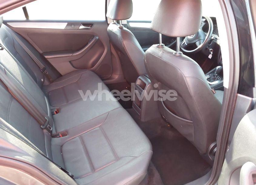 Photo 8 of 2011 Volkswagen Jetta 2.5L SE (VIN 3VWDZ7AJ7BM024817)