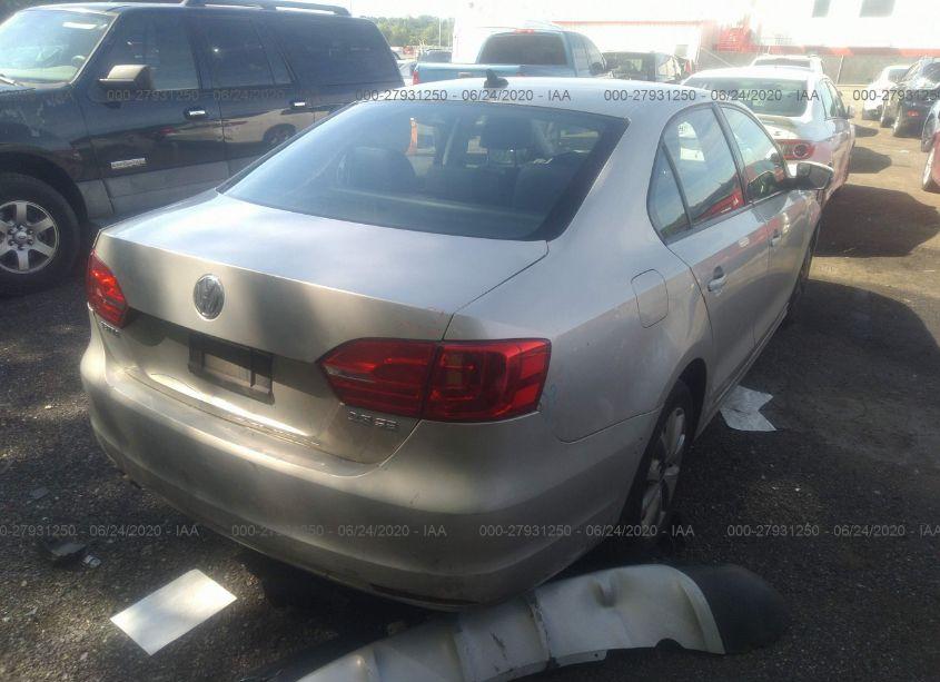 Photo 4 of 2011 Volkswagen Jetta 2.5L SE (VIN 3VWDZ7AJ7BM082104)