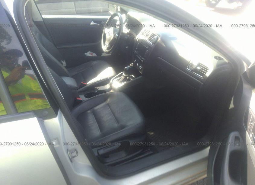 Photo 5 of 2011 Volkswagen Jetta 2.5L SE (VIN 3VWDZ7AJ7BM082104)