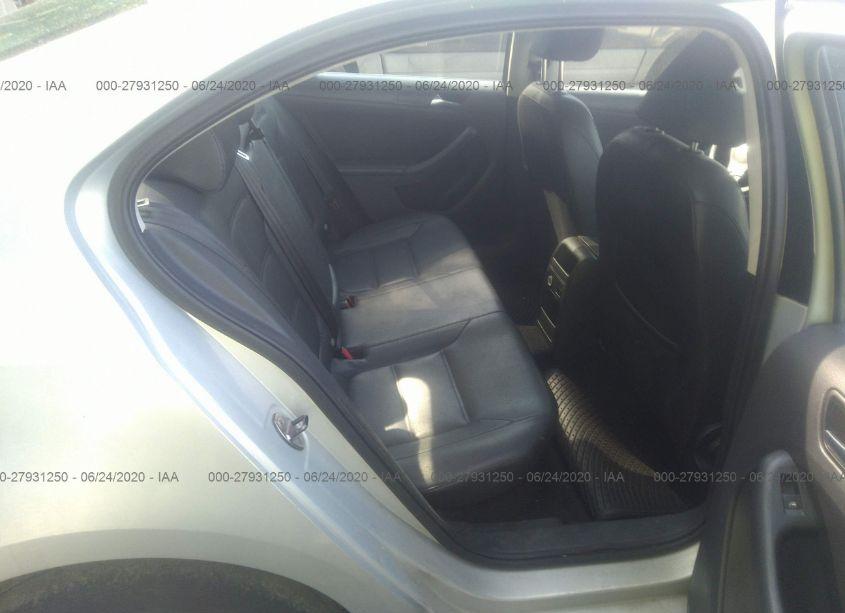 Photo 8 of 2011 Volkswagen Jetta 2.5L SE (VIN 3VWDZ7AJ7BM082104)