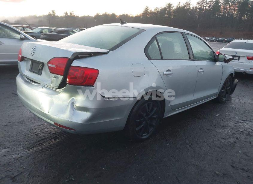 Photo 4 of 2011 Volkswagen Jetta 2.5L SE (VIN 3VWDZ7AJ7BM107258)