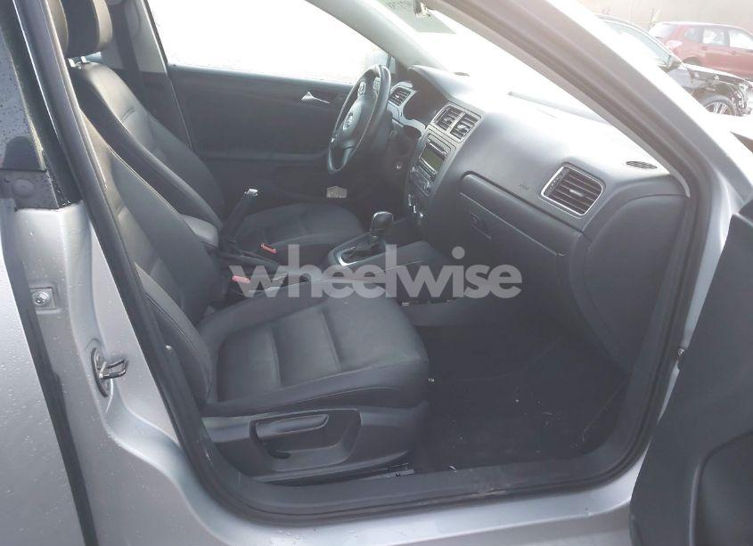 Photo 5 of 2011 Volkswagen Jetta 2.5L SE (VIN 3VWDZ7AJ7BM107258)
