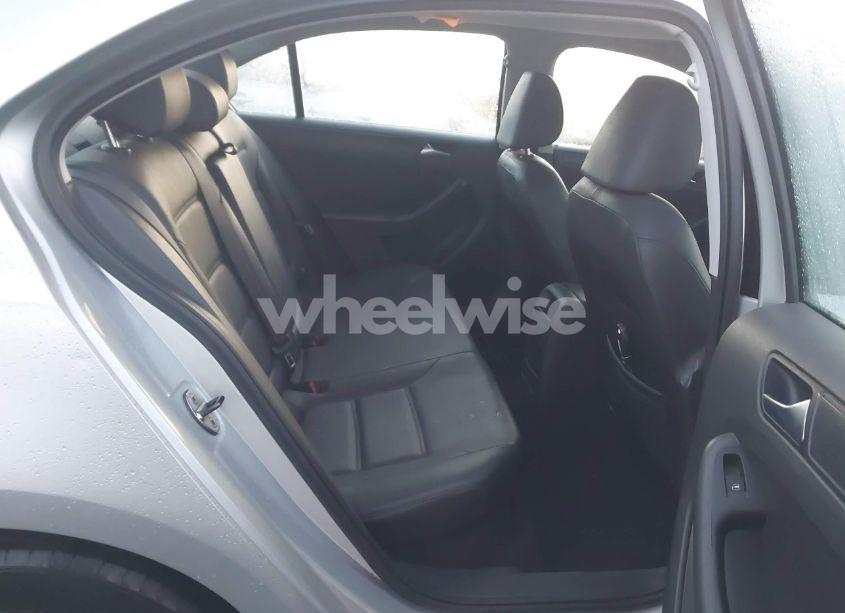 Photo 8 of 2011 Volkswagen Jetta 2.5L SE (VIN 3VWDZ7AJ7BM107258)