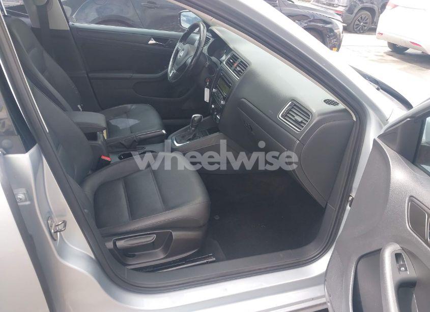 Photo 5 of 2011 Volkswagen Jetta 2.5L SE (VIN 3VWDZ7AJ7BM340220)