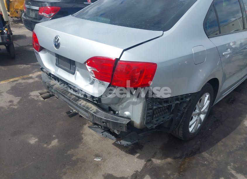 Photo 6 of 2011 Volkswagen Jetta 2.5L SE (VIN 3VWDZ7AJ7BM340220)