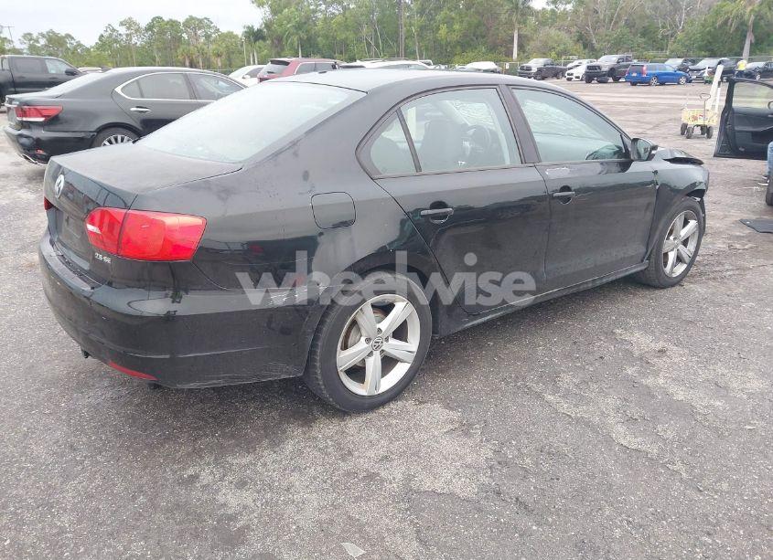 Photo 4 of 2011 Volkswagen Jetta 2.5L SE (VIN 3VWDZ7AJ7BM347121)