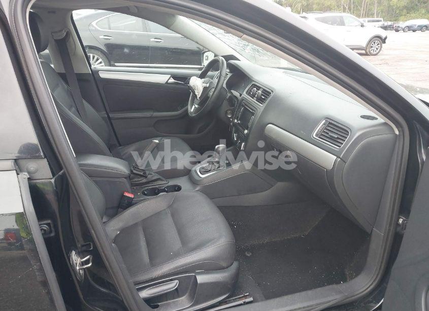 Photo 5 of 2011 Volkswagen Jetta 2.5L SE (VIN 3VWDZ7AJ7BM347121)