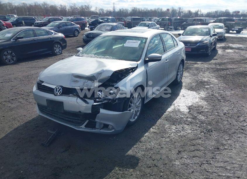 Photo 2 of 2011 Volkswagen Jetta 2.5L SE (VIN 3VWDZ7AJ7BM368275)