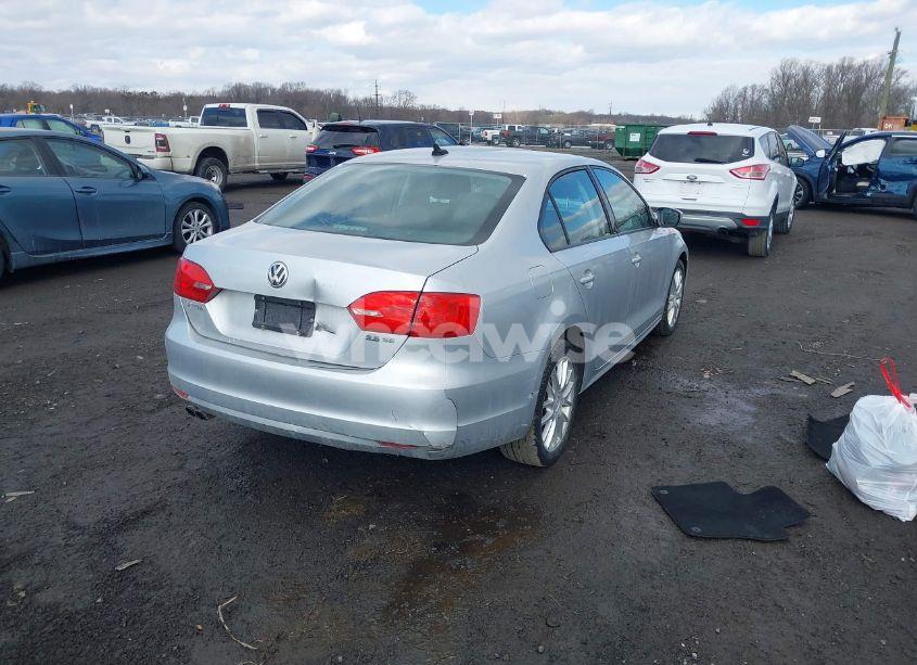 Photo 4 of 2011 Volkswagen Jetta 2.5L SE (VIN 3VWDZ7AJ7BM368275)