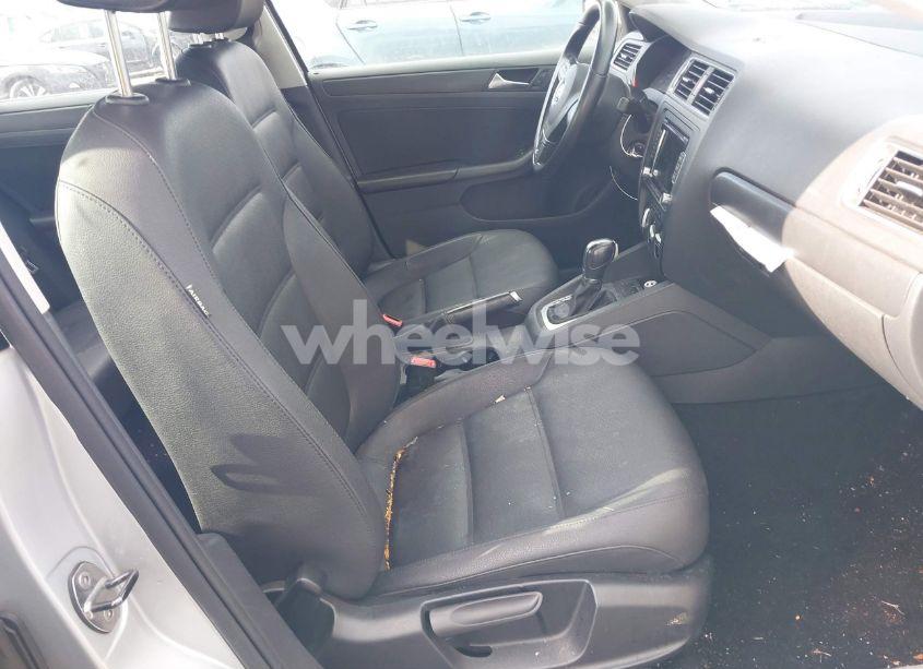 Photo 5 of 2011 Volkswagen Jetta 2.5L SE (VIN 3VWDZ7AJ7BM368275)