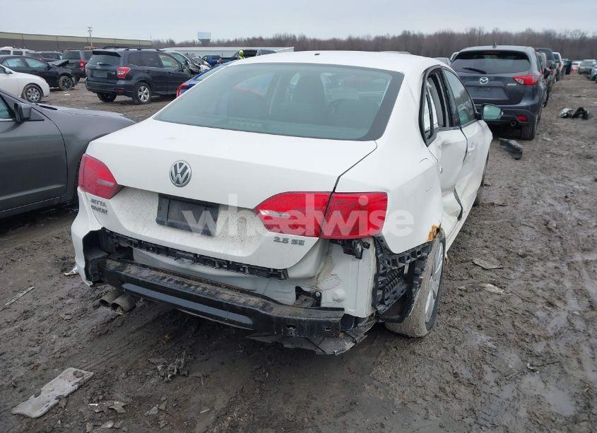 Photo 4 of 2011 Volkswagen Jetta 2.5L SE (VIN 3VWDZ7AJ7BM381317)