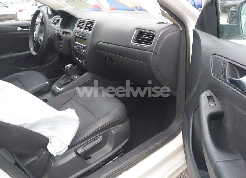 Photo 5 of 2011 Volkswagen Jetta 2.5L SE (VIN 3VWDZ7AJ7BM381317)