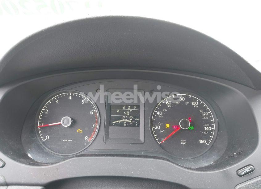 Photo 7 of 2011 Volkswagen Jetta 2.5L SE (VIN 3VWDZ7AJ7BM381317)