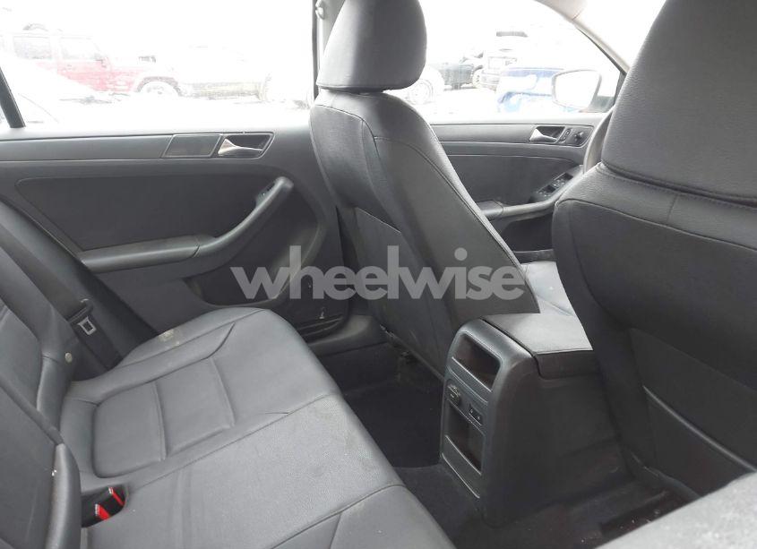 Photo 8 of 2011 Volkswagen Jetta 2.5L SE (VIN 3VWDZ7AJ7BM381317)