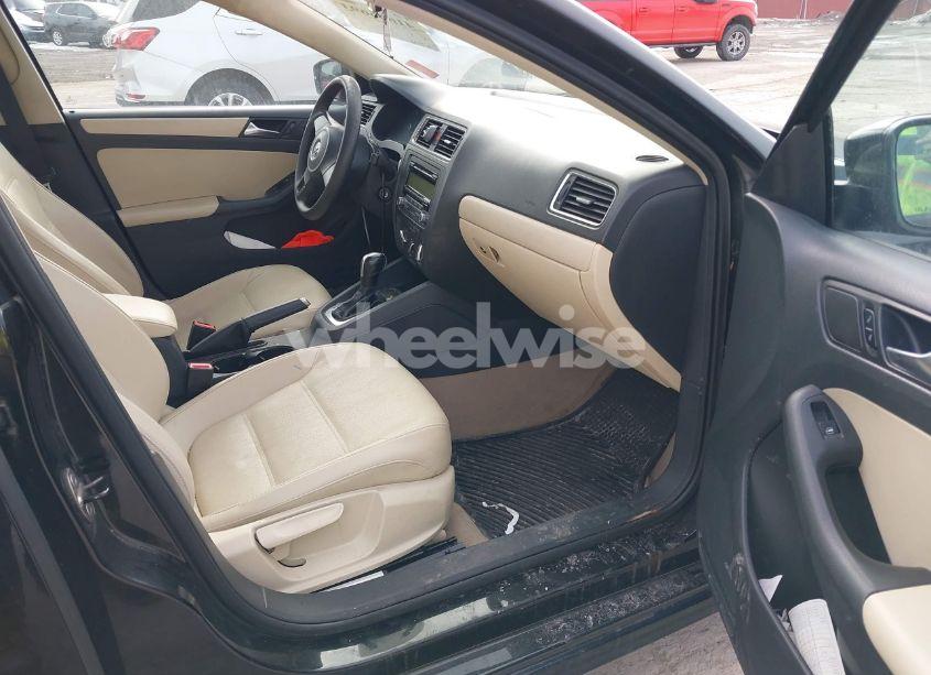 Photo 5 of 2011 Volkswagen Jetta 2.5L SE (VIN 3VWDZ7AJ7BM383262)