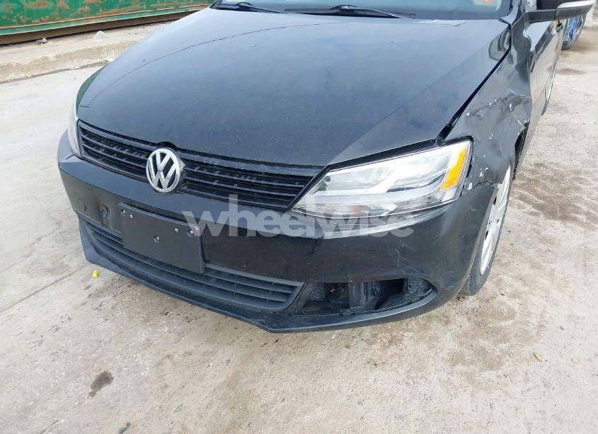 Photo 6 of 2011 Volkswagen Jetta 2.5L SE (VIN 3VWDZ7AJ7BM383262)