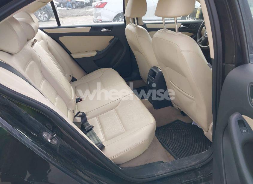 Photo 8 of 2011 Volkswagen Jetta 2.5L SE (VIN 3VWDZ7AJ7BM383262)