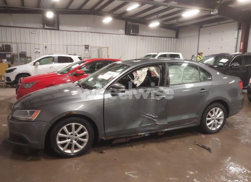 Photo 14 of 2011 Volkswagen Jetta 2.5L SE (VIN 3VWDZ7AJ8BM018119)