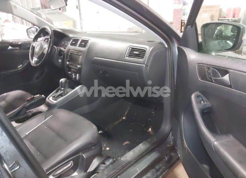 Photo 5 of 2011 Volkswagen Jetta 2.5L SE (VIN 3VWDZ7AJ8BM018119)