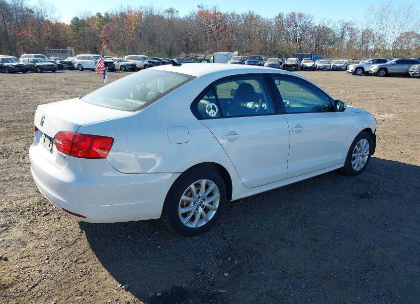 Photo 4 of 2011 Volkswagen Jetta 2.5L SE (VIN 3VWDZ7AJ8BM021778)