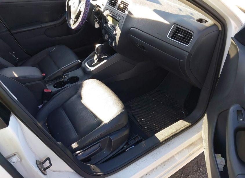 Photo 5 of 2011 Volkswagen Jetta 2.5L SE (VIN 3VWDZ7AJ8BM021778)
