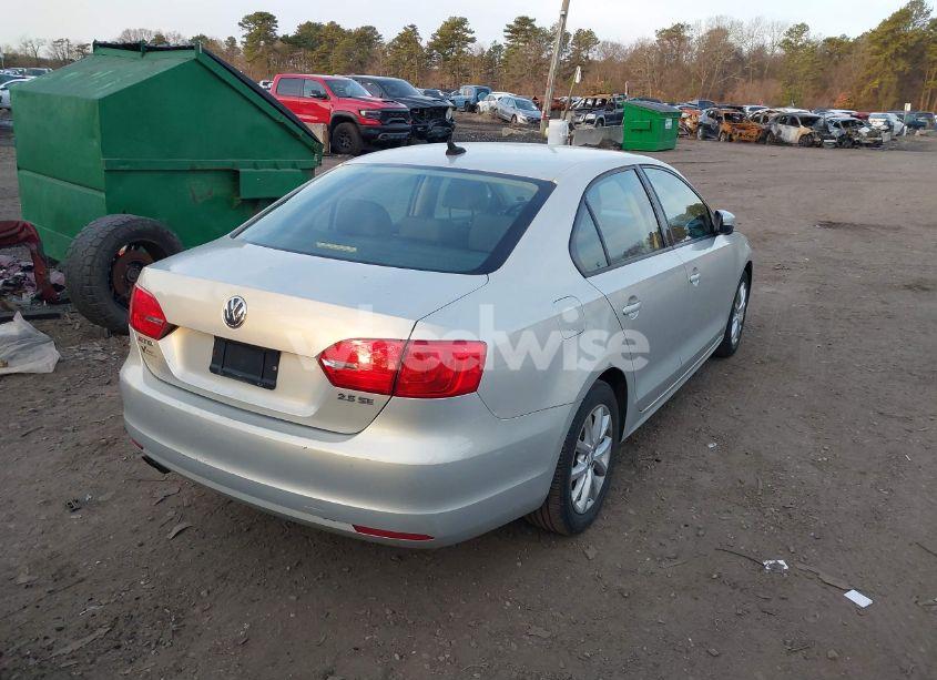 Photo 4 of 2011 Volkswagen Jetta 2.5L SE (VIN 3VWDZ7AJ8BM041593)