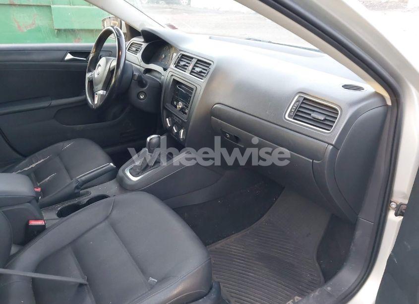 Photo 5 of 2011 Volkswagen Jetta 2.5L SE (VIN 3VWDZ7AJ8BM041593)