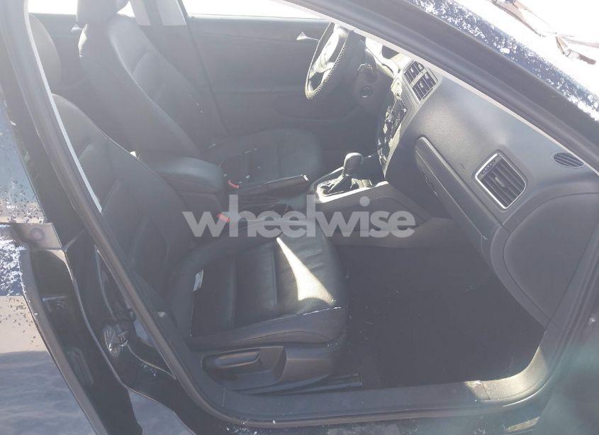 Photo 5 of 2011 Volkswagen Jetta 2.5L SE (VIN 3VWDZ7AJ8BM302964)