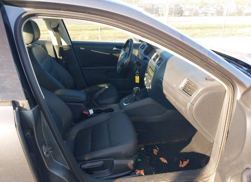 Photo 5 of 2011 Volkswagen Jetta 2.5L SE (VIN 3VWDZ7AJ8BM319005)