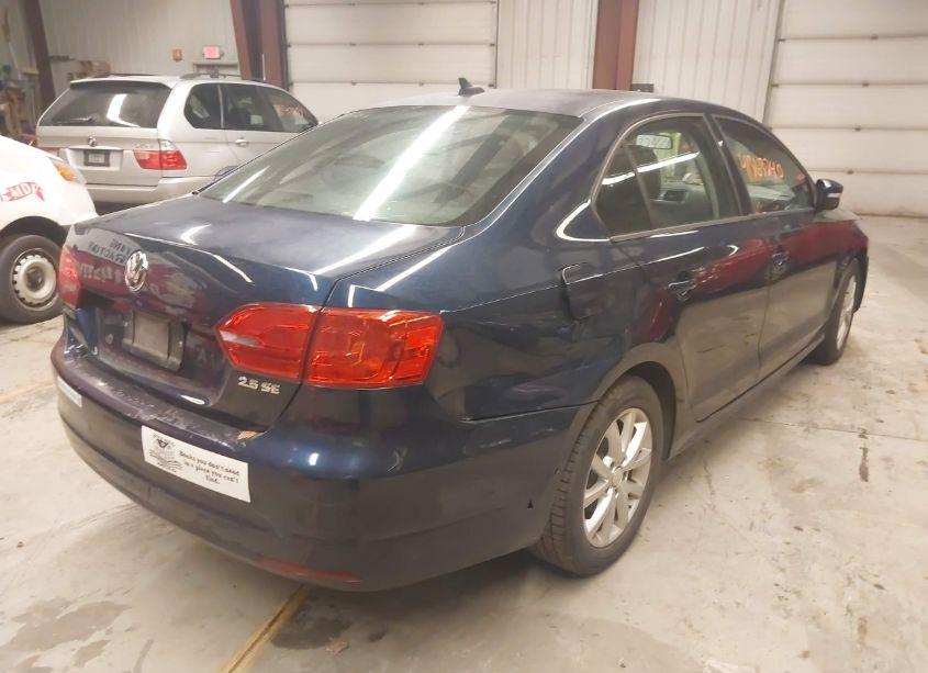 Photo 4 of 2011 Volkswagen Jetta 2.5L SE (VIN 3VWDZ7AJ9BM015228)