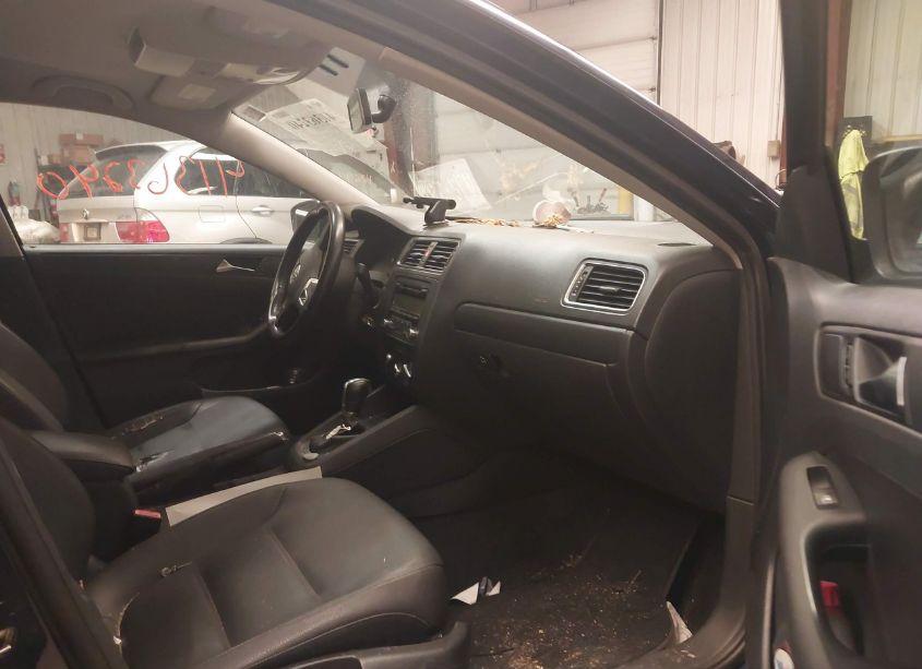 Photo 5 of 2011 Volkswagen Jetta 2.5L SE (VIN 3VWDZ7AJ9BM015228)