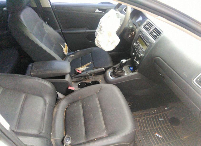 Photo 5 of 2011 Volkswagen Jetta 2.5L SE (VIN 3VWDZ7AJ9BM043241)