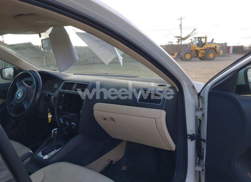 Photo 5 of 2011 Volkswagen Jetta 2.5L SE (VIN 3VWDZ7AJ9BM302598)