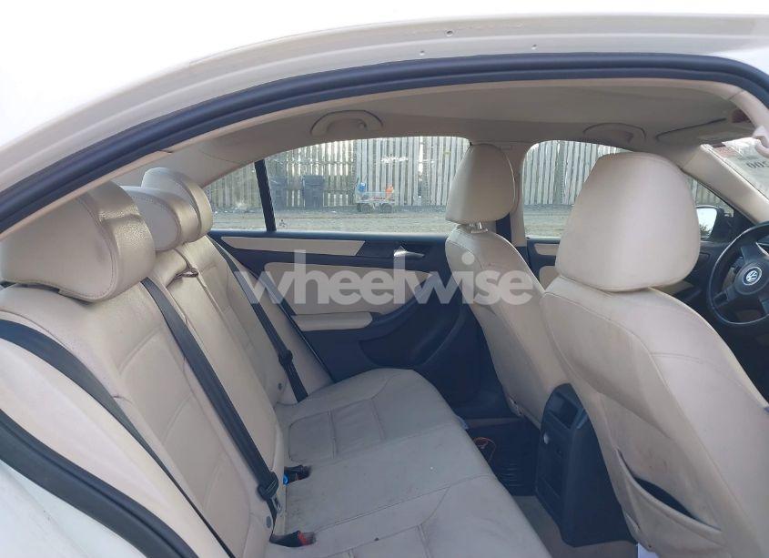 Photo 8 of 2011 Volkswagen Jetta 2.5L SE (VIN 3VWDZ7AJ9BM302598)
