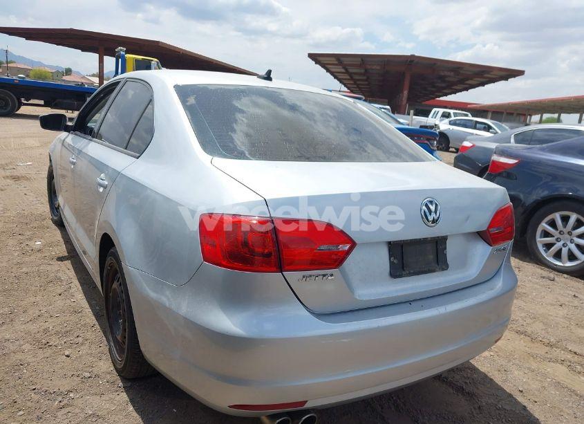 Photo 3 of 2011 Volkswagen Jetta 2.5L SE (VIN 3VWDZ7AJ9BM324911)