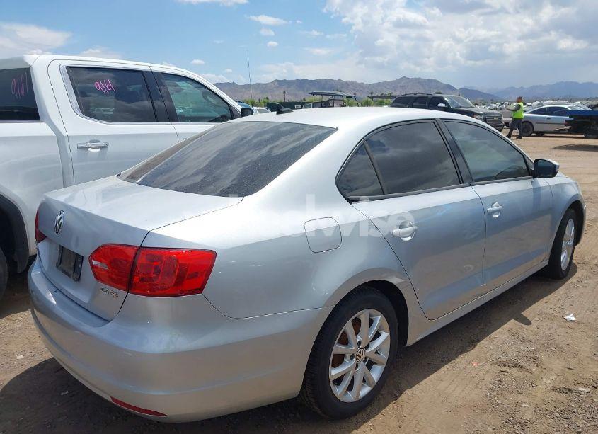 Photo 4 of 2011 Volkswagen Jetta 2.5L SE (VIN 3VWDZ7AJ9BM324911)