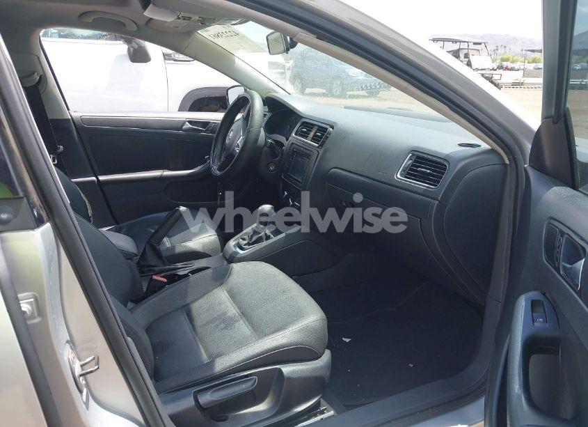 Photo 5 of 2011 Volkswagen Jetta 2.5L SE (VIN 3VWDZ7AJ9BM324911)