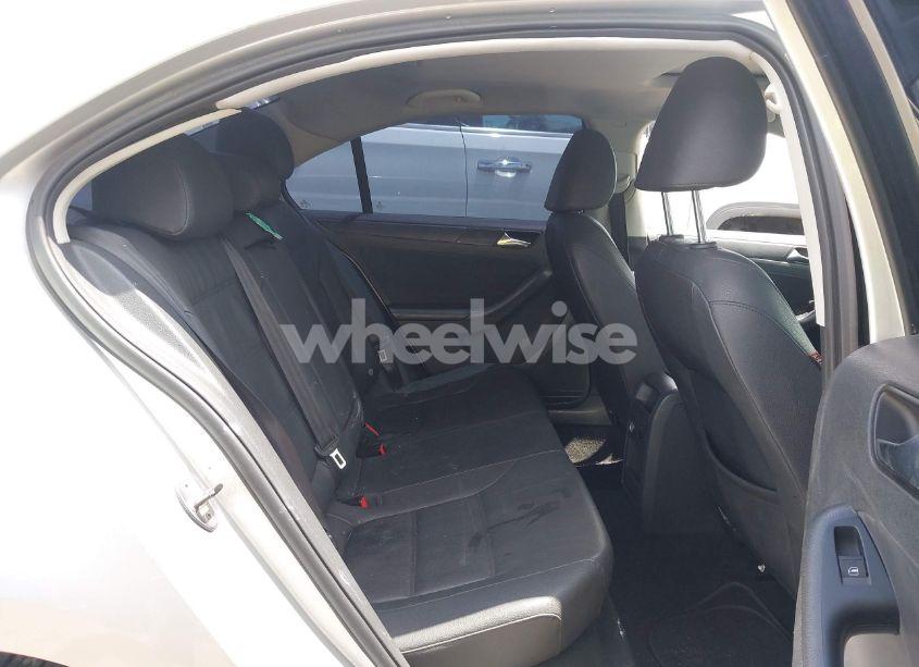 Photo 8 of 2011 Volkswagen Jetta 2.5L SE (VIN 3VWDZ7AJ9BM324911)