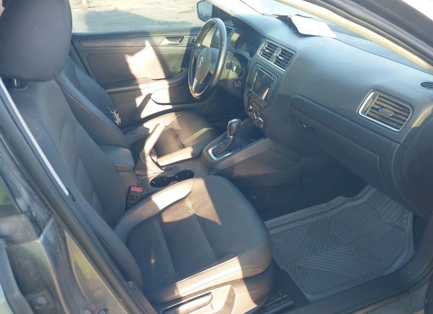 Photo 5 of 2011 Volkswagen Jetta 2.5L SE (VIN 3VWDZ7AJ9BM329378)