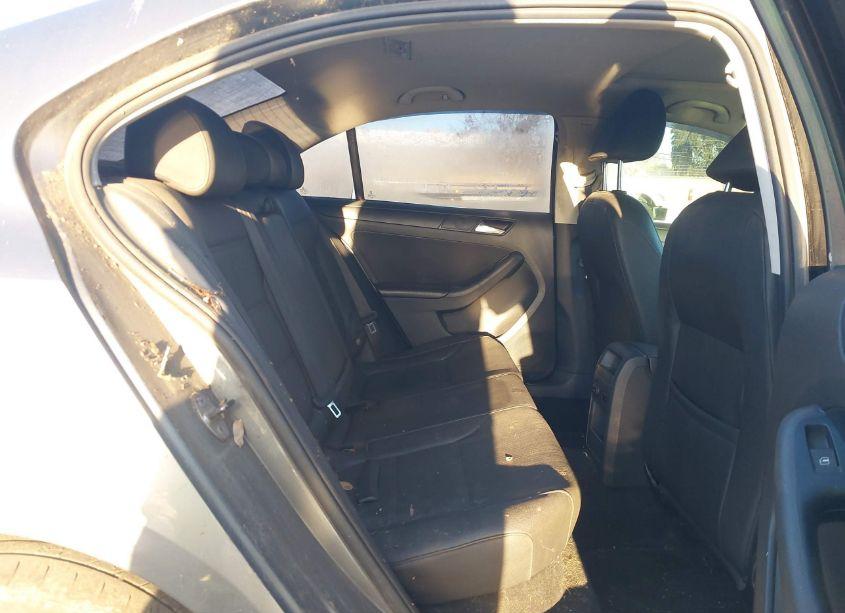 Photo 8 of 2011 Volkswagen Jetta 2.5L SE (VIN 3VWDZ7AJ9BM329378)