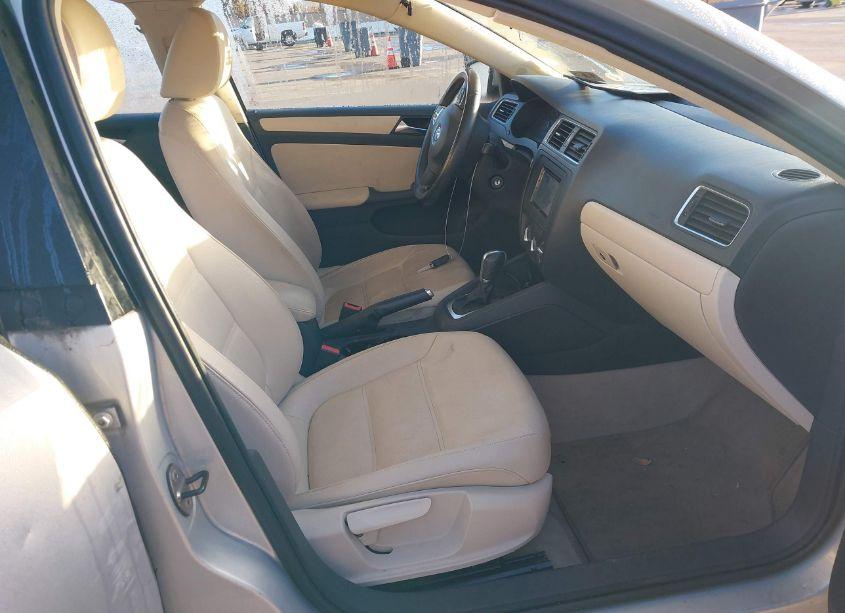 Photo 5 of 2011 Volkswagen Jetta 2.5L SE (VIN 3VWDZ7AJ9BM331275)