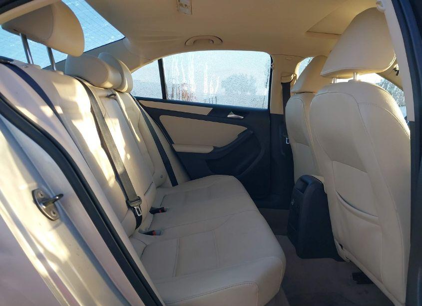 Photo 8 of 2011 Volkswagen Jetta 2.5L SE (VIN 3VWDZ7AJ9BM331275)