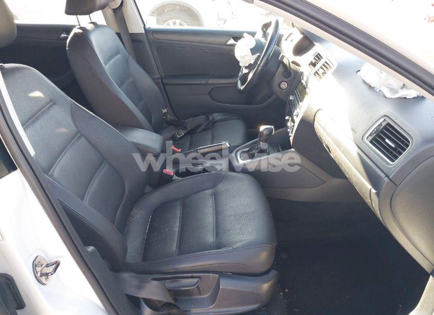 Photo 5 of 2011 Volkswagen Jetta 2.5L SE (VIN 3VWDZ7AJXBM040834)