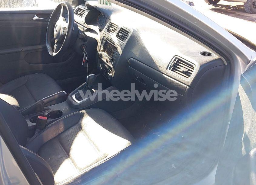 Photo 5 of 2011 Volkswagen Jetta 2.5L SE (VIN 3VWDZ7AJXBM338722)