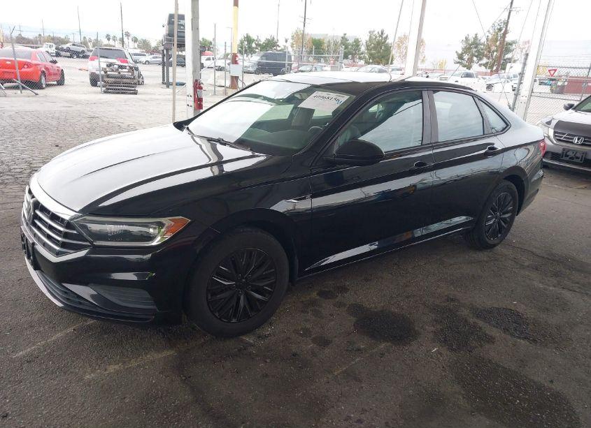 Photo 2 of 2019 Volkswagen Jetta SEL (VIN 3VWE57BU1KM040293)