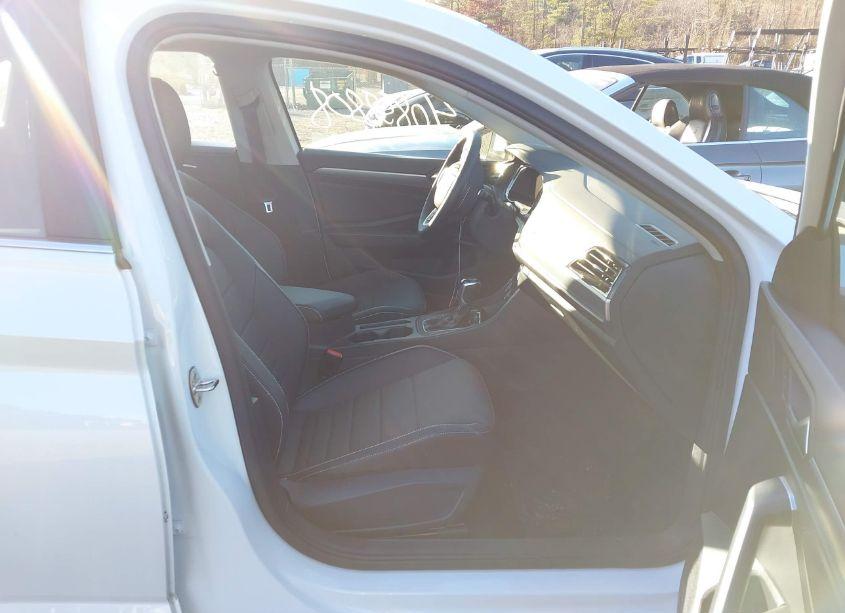 Photo 5 of 2024 Volkswagen Jetta 1.5T SE (VIN 3VWEM7BU3RM068299)